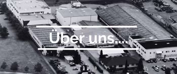 Auf dem Bild sieht man das alte Möblhaus in schwarz weiß